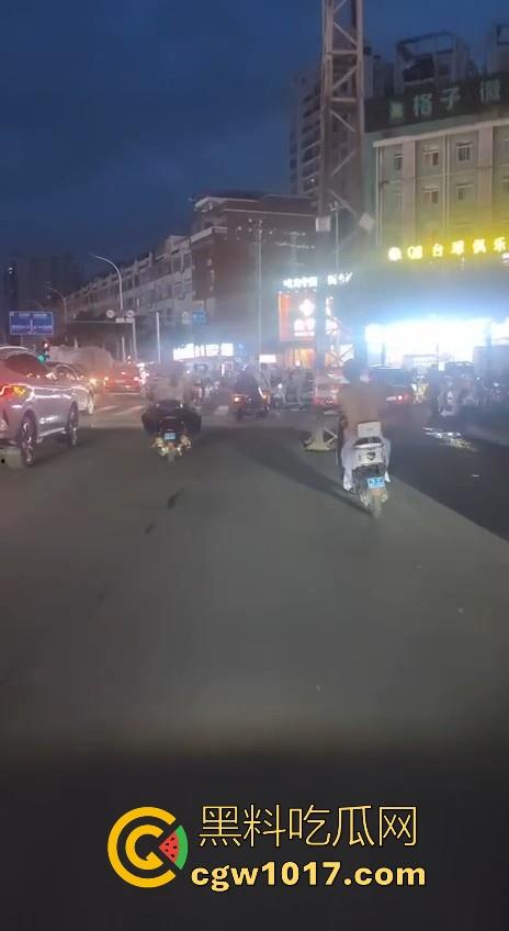 这难道又是主人的新任务吗?男子全身赤裸淡定开电瓶,横穿闹市区丝毫不慌,不是哥真这么猛啊!