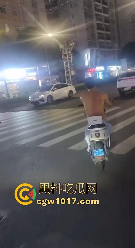 这难道又是主人的新任务吗?男子全身赤裸淡定开电瓶,横穿闹市区丝毫不慌,不是哥真这么猛啊!