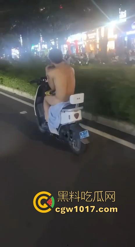 这难道又是主人的新任务吗?男子全身赤裸淡定开电瓶,横穿闹市区丝毫不慌,不是哥真这么猛啊!