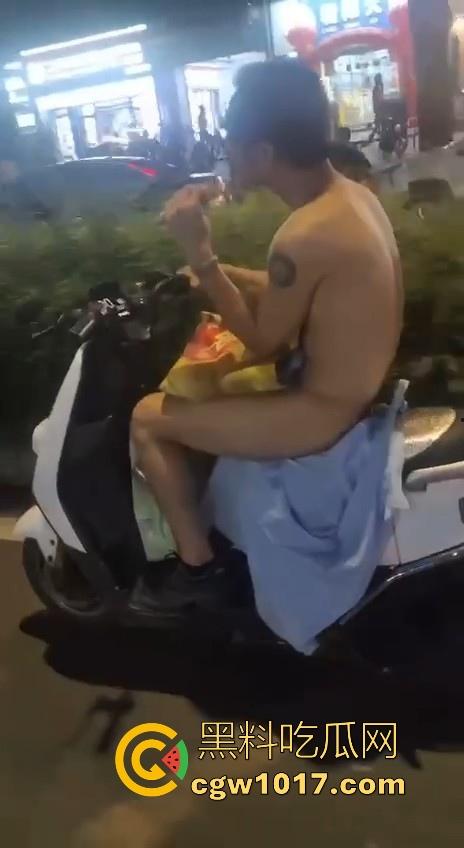 这难道又是主人的新任务吗?男子全身赤裸淡定开电瓶,横穿闹市区丝毫不慌,不是哥真这么猛啊!