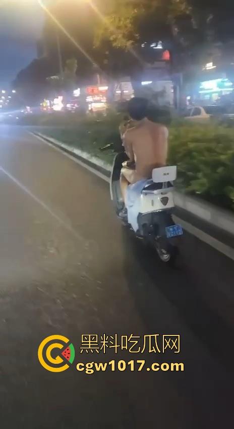 这难道又是主人的新任务吗?男子全身赤裸淡定开电瓶,横穿闹市区丝毫不慌,不是哥真这么猛啊!