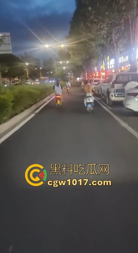 这难道又是主人的新任务吗?男子全身赤裸淡定开电瓶,横穿闹市区丝毫不慌,不是哥真这么猛啊!