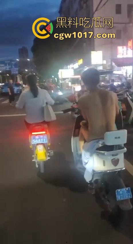 这难道又是主人的新任务吗?男子全身赤裸淡定开电瓶,横穿闹市区丝毫不慌,不是哥真这么猛啊!