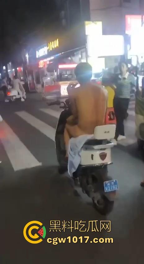 这难道又是主人的新任务吗?男子全身赤裸淡定开电瓶,横穿闹市区丝毫不慌,不是哥真这么猛啊!