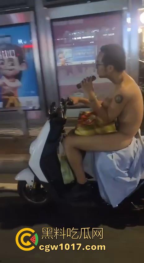 这难道又是主人的新任务吗?男子全身赤裸淡定开电瓶,横穿闹市区丝毫不慌,不是哥真这么猛啊!