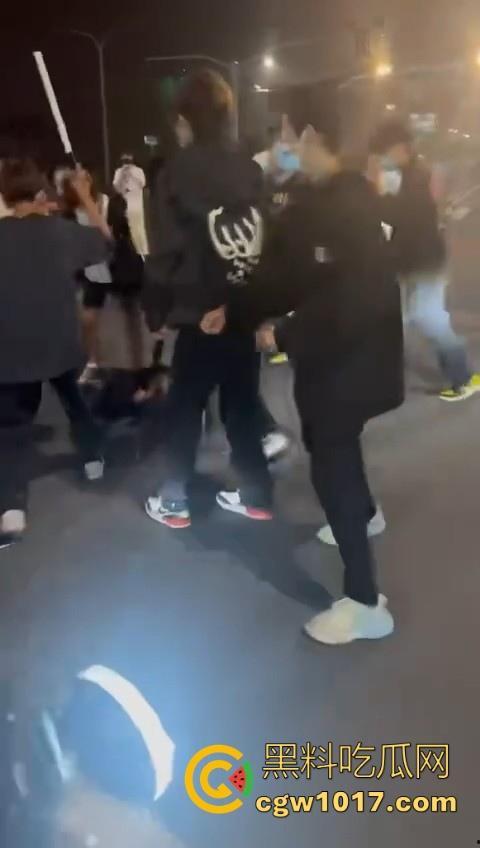 精神小伙街头围殴，骑着鬼火拿着铁棍上来抡，打得满身是学，年轻人打人真的没轻没重的！