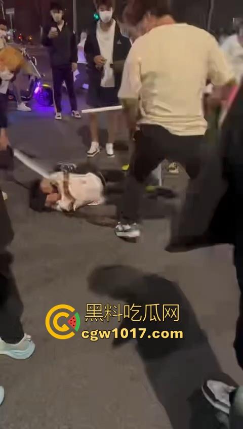 精神小伙街头围殴，骑着鬼火拿着铁棍上来抡，打得满身是学，年轻人打人真的没轻没重的！