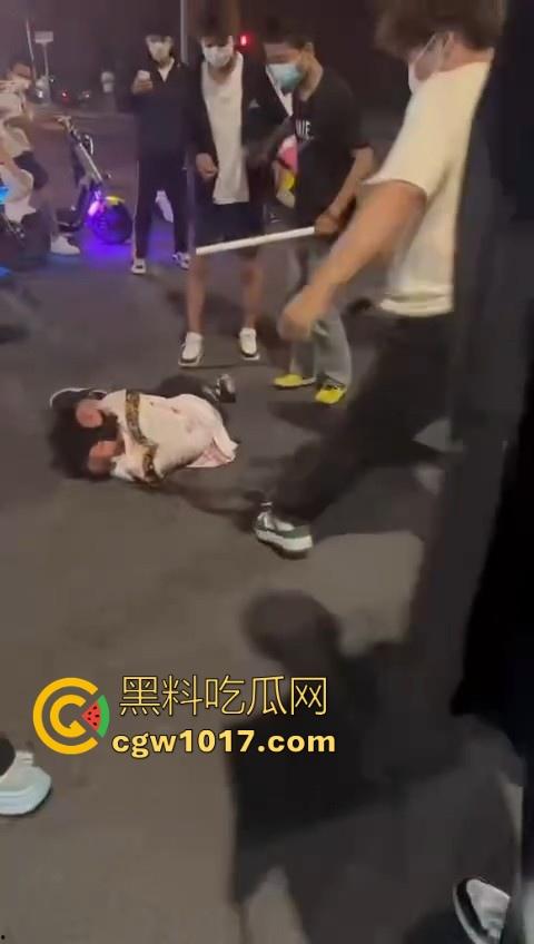 精神小伙街头围殴，骑着鬼火拿着铁棍上来抡，打得满身是学，年轻人打人真的没轻没重的！