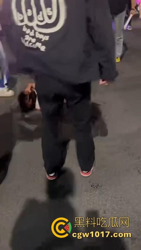 精神小伙街头围殴，骑着鬼火拿着铁棍上来抡，打得满身是学，年轻人打人真的没轻没重的！