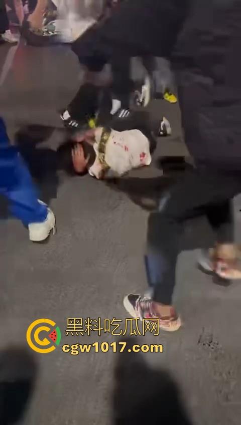 精神小伙街头围殴，骑着鬼火拿着铁棍上来抡，打得满身是学，年轻人打人真的没轻没重的！