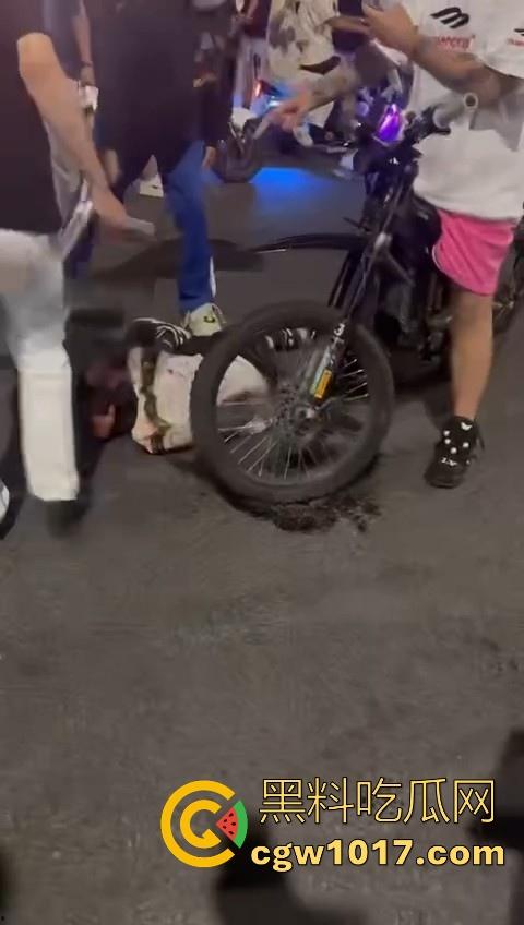 精神小伙街头围殴，骑着鬼火拿着铁棍上来抡，打得满身是学，年轻人打人真的没轻没重的！