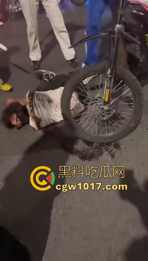 精神小伙街头围殴，骑着鬼火拿着铁棍上来抡，打得满身是学，年轻人打人真的没轻没重的！