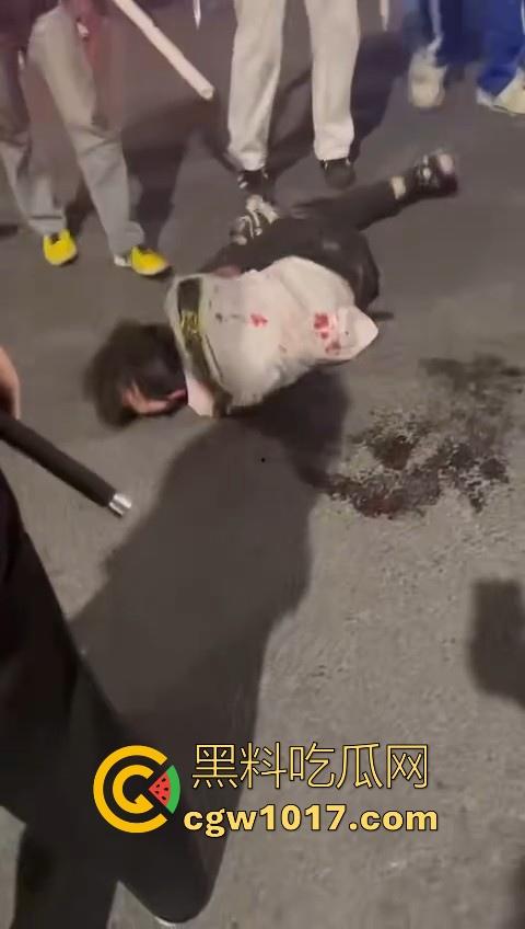 精神小伙街头围殴，骑着鬼火拿着铁棍上来抡，打得满身是学，年轻人打人真的没轻没重的！