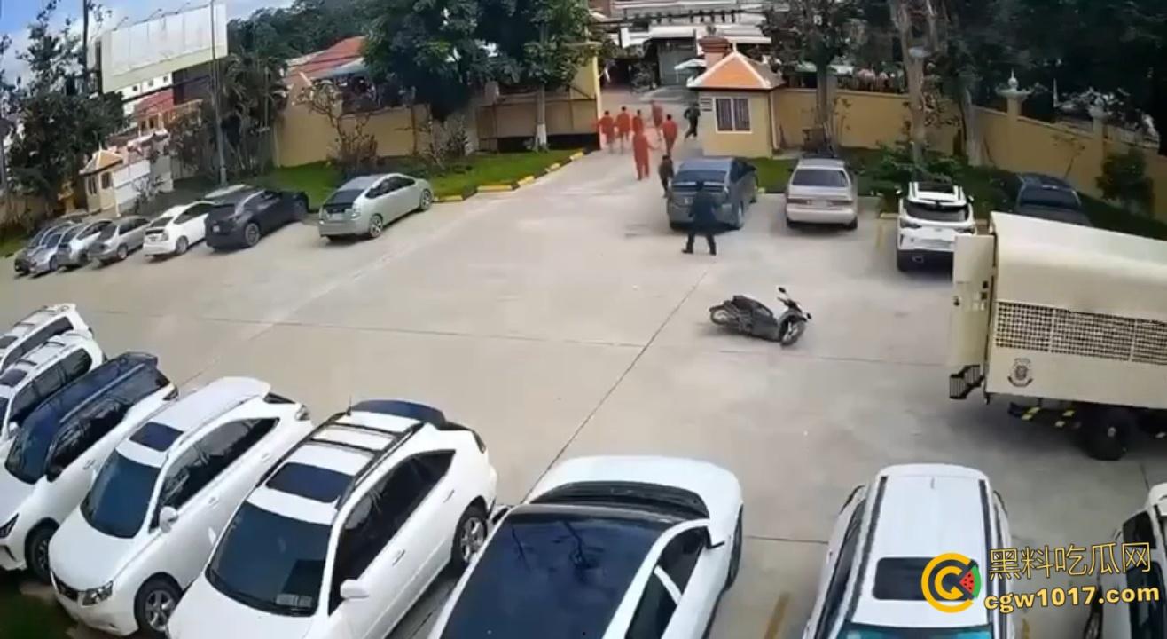 柬埔寨劫法场，黑衣大嫂一人一枪为爱冲锋，递枪救走6名同伴，现在每个大哥心中都有一个越南大嫂梦 ！