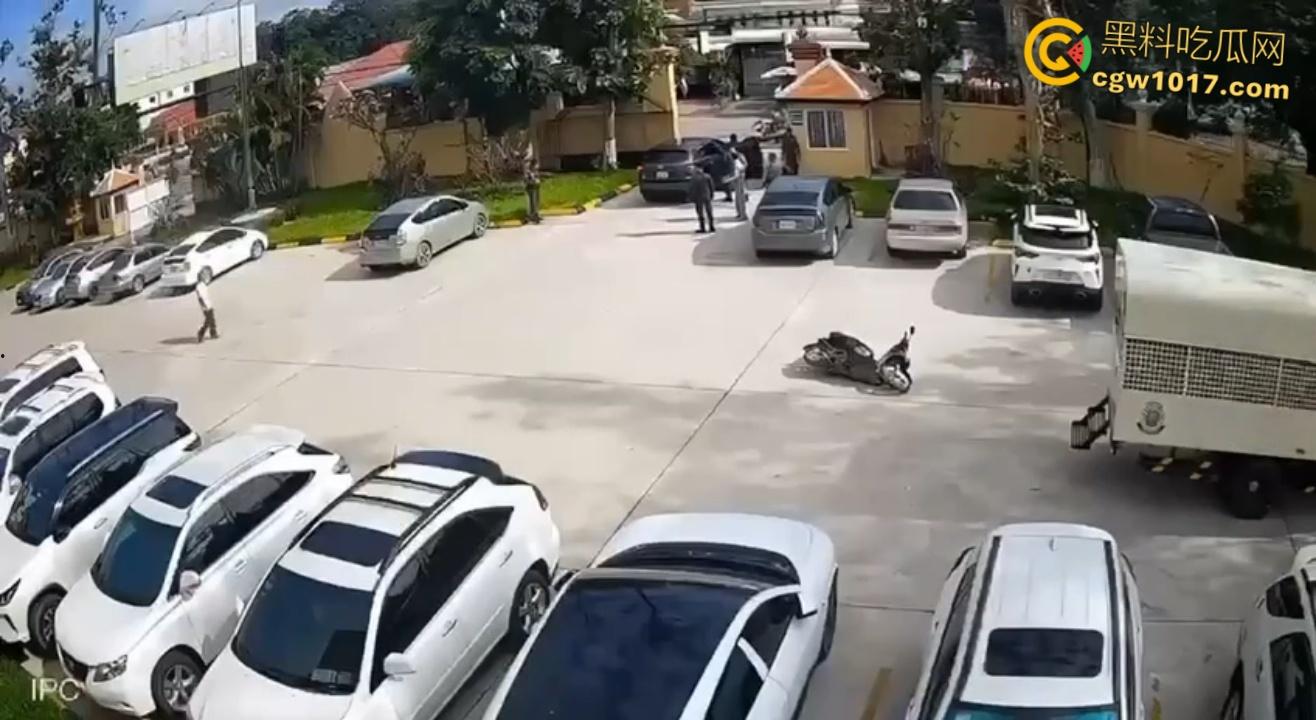 柬埔寨劫法场，黑衣大嫂一人一枪为爱冲锋，递枪救走6名同伴，现在每个大哥心中都有一个越南大嫂梦 ！