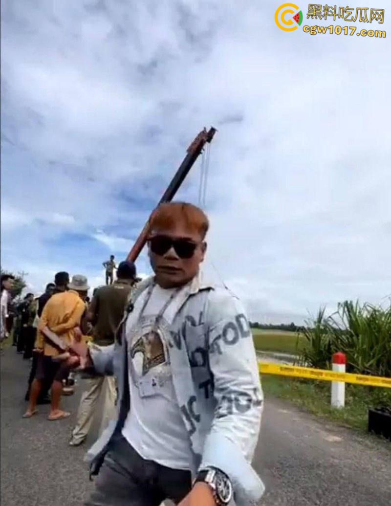 柬埔寨劫法场，黑衣大嫂一人一枪为爱冲锋，递枪救走6名同伴，现在每个大哥心中都有一个越南大嫂梦 ！