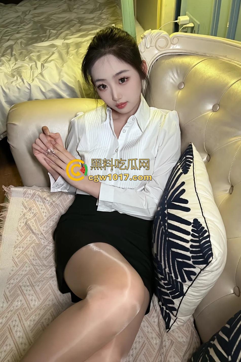 小儿子被妈妈强迫亲脚，隔肉丝亲B搞得老妈还淫叫，被脚压着头去舔还嫌弃，小伙子我劝你别不识好歹？