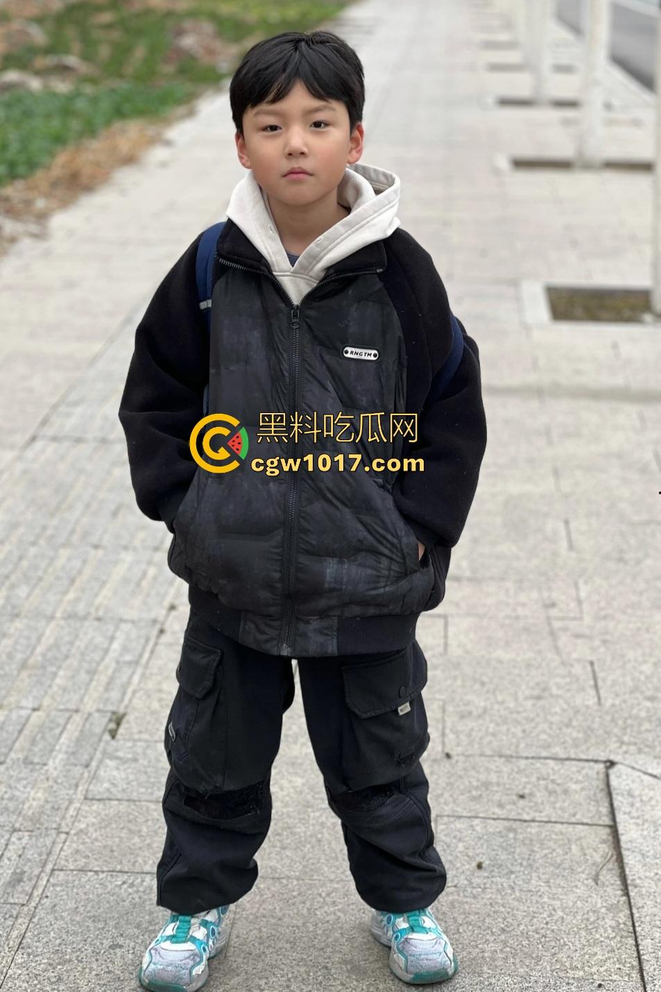 小儿子被妈妈强迫亲脚,隔肉丝亲B搞得老妈还淫叫,被脚压着头去舔还嫌弃,小伙子我劝你别不识好歹?