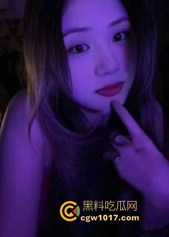 小红书聊骚认识的湖北女幼师,老公工作繁忙夜晚在家寂寞难耐,只能和网友微信连麦磕炮,深入研究讨论性姿势!