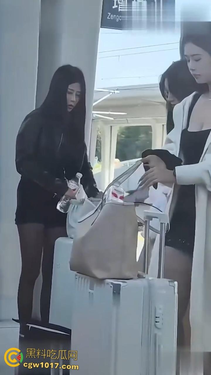 高铁偶遇全国可飞咯咯哒，群友死皮赖脸加微信被冷脸拒绝，果然高端鸡是看不上穷屌丝的 ！