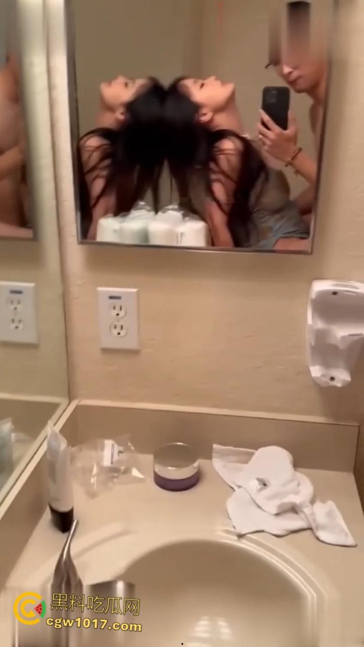 高铁偶遇全国可飞咯咯哒，群友死皮赖脸加微信被冷脸拒绝，果然高端鸡是看不上穷屌丝的 ！