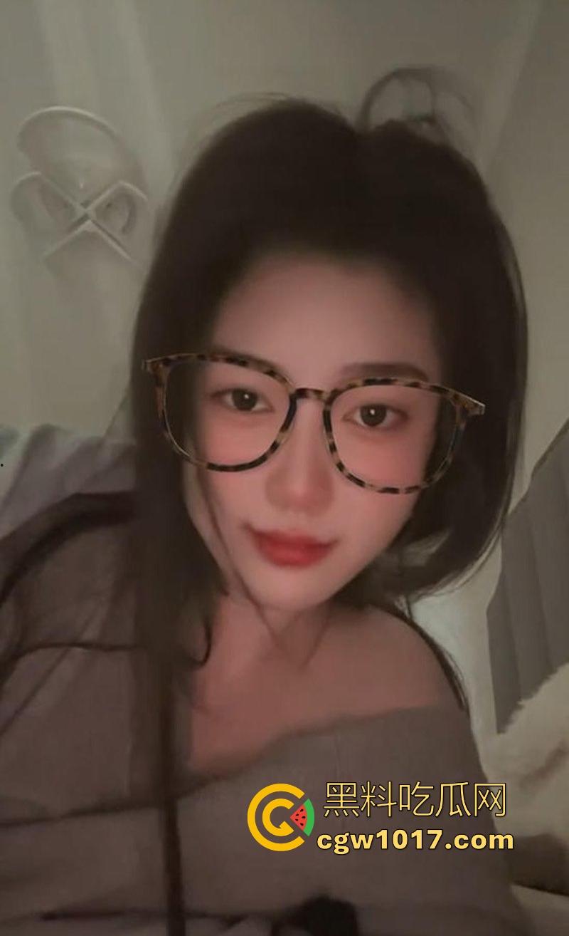 湖南湘潭大学油画系系花【王悦馨】扶腰后入爆操,紧致蜜穴夹裹肉棒顶到花心,被男友操的吐舌爽翻白眼!