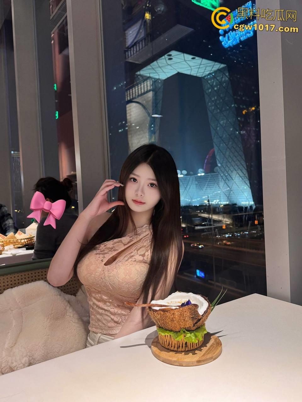 巨乳女儿终于放假了，穿着性感吊带求擦，摸两下就淫水泛滥，蹭蹭不进去还发脾气，被女儿疯狂骑乘缴械内射 ！