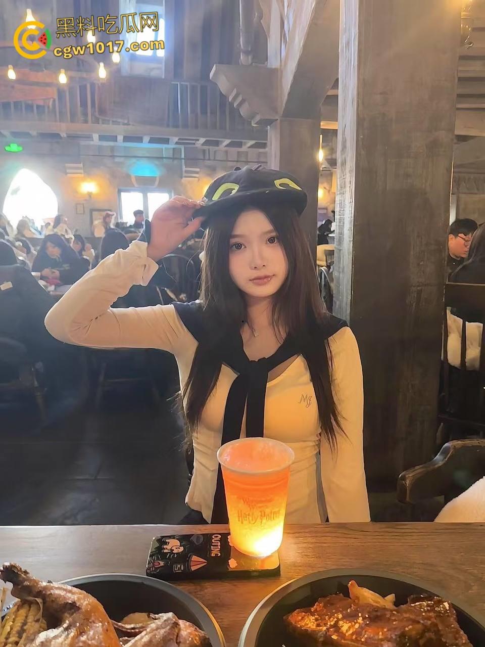 巨乳女儿终于放假了,穿着性感吊带求擦,摸两下就淫水泛滥,蹭蹭不进去还发脾气,被女儿疯狂骑乘缴械内射 !