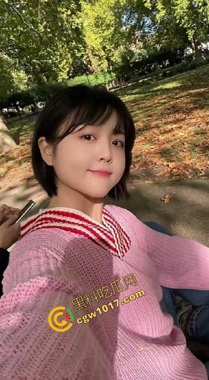 全网爆火高铁短发美少女曝猛料:靠卖片敛财,户外放尿摄人,曲线玲珑身材火辣,吸引无数网友疯狂交流!