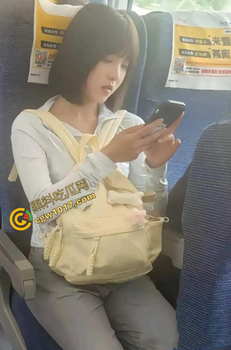 全网爆火高铁短发美少女曝猛料:靠卖片敛财,户外放尿摄人,曲线玲珑身材火辣,吸引无数网友疯狂交流!