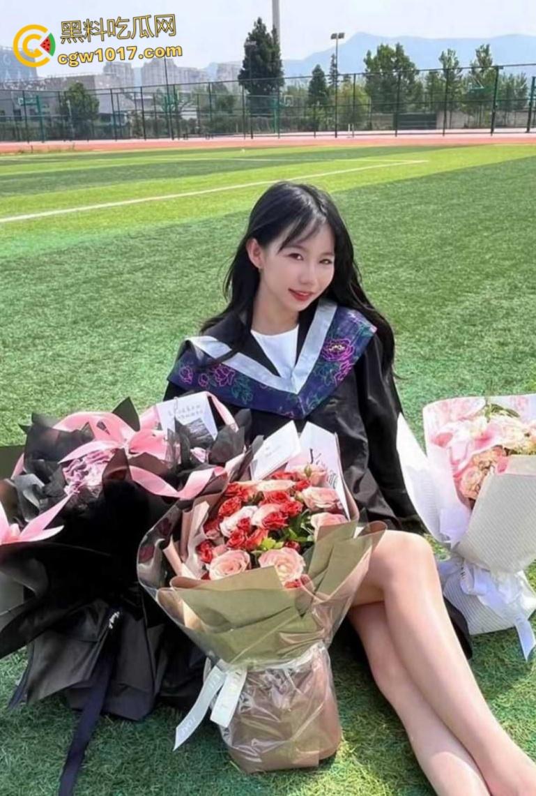 江苏盐城刚毕业幼师【明羽佳】,实习下班主动开房约男友做爱,足交对白超有意思,穿着粉色JK口交被颜射一脸 !