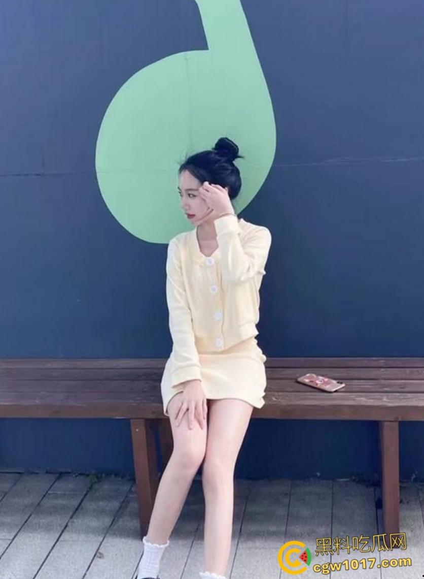 江苏盐城刚毕业幼师【明羽佳】,实习下班主动开房约男友做爱,足交对白超有意思,穿着粉色JK口交被颜射一脸 !