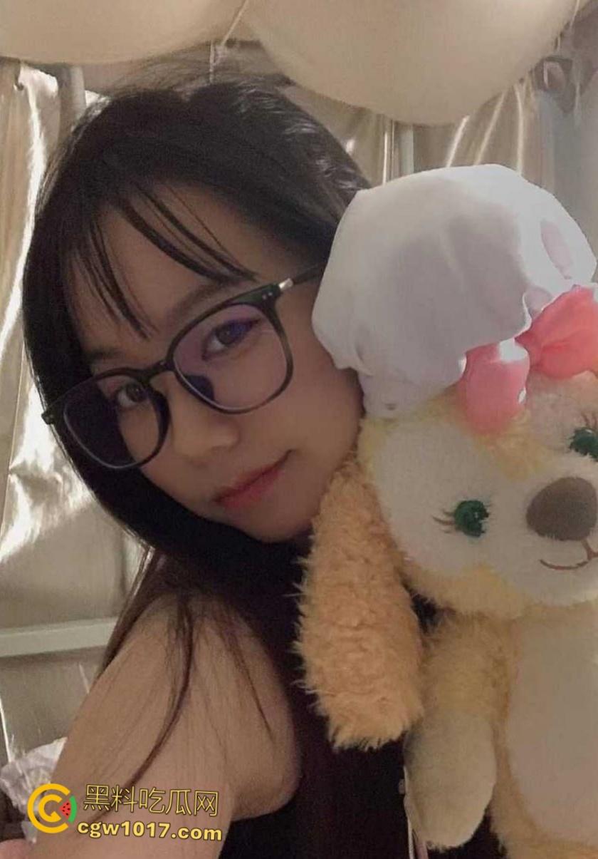 江苏盐城刚毕业幼师【明羽佳】,实习下班主动开房约男友做爱,足交对白超有意思,穿着粉色JK口交被颜射一脸 !