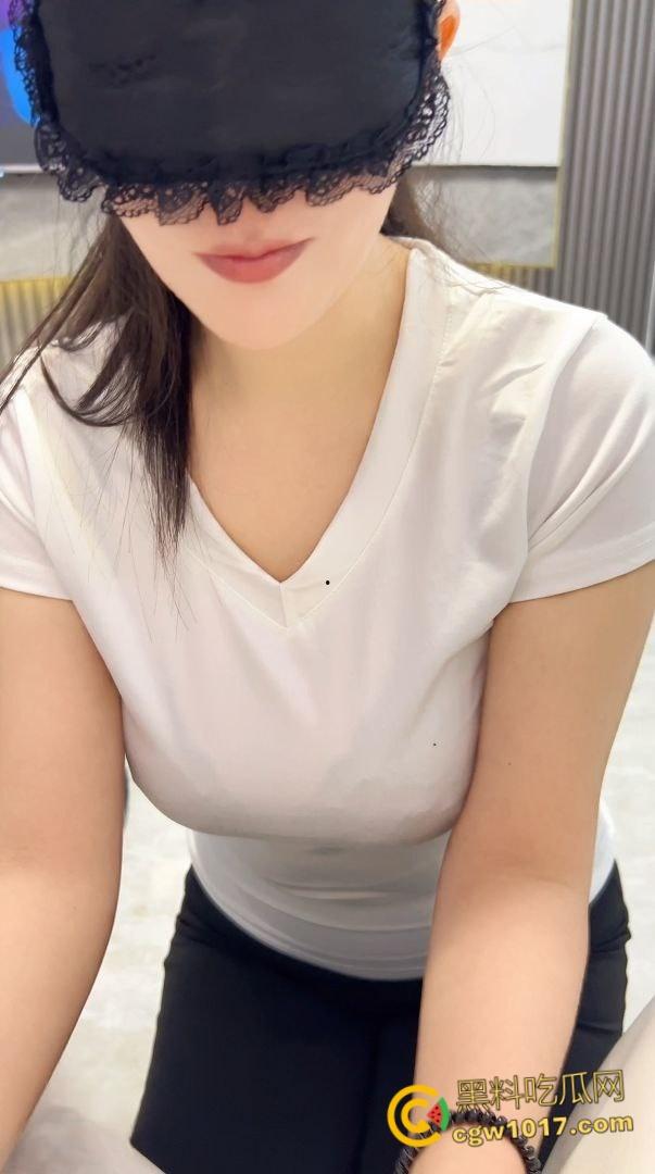 童颜巨乳的表妹来我家做客,刚喝完水就拉着我去开房,大奶子大屁股真是绝了,疯狂骑乘全射在巨乳上面 !