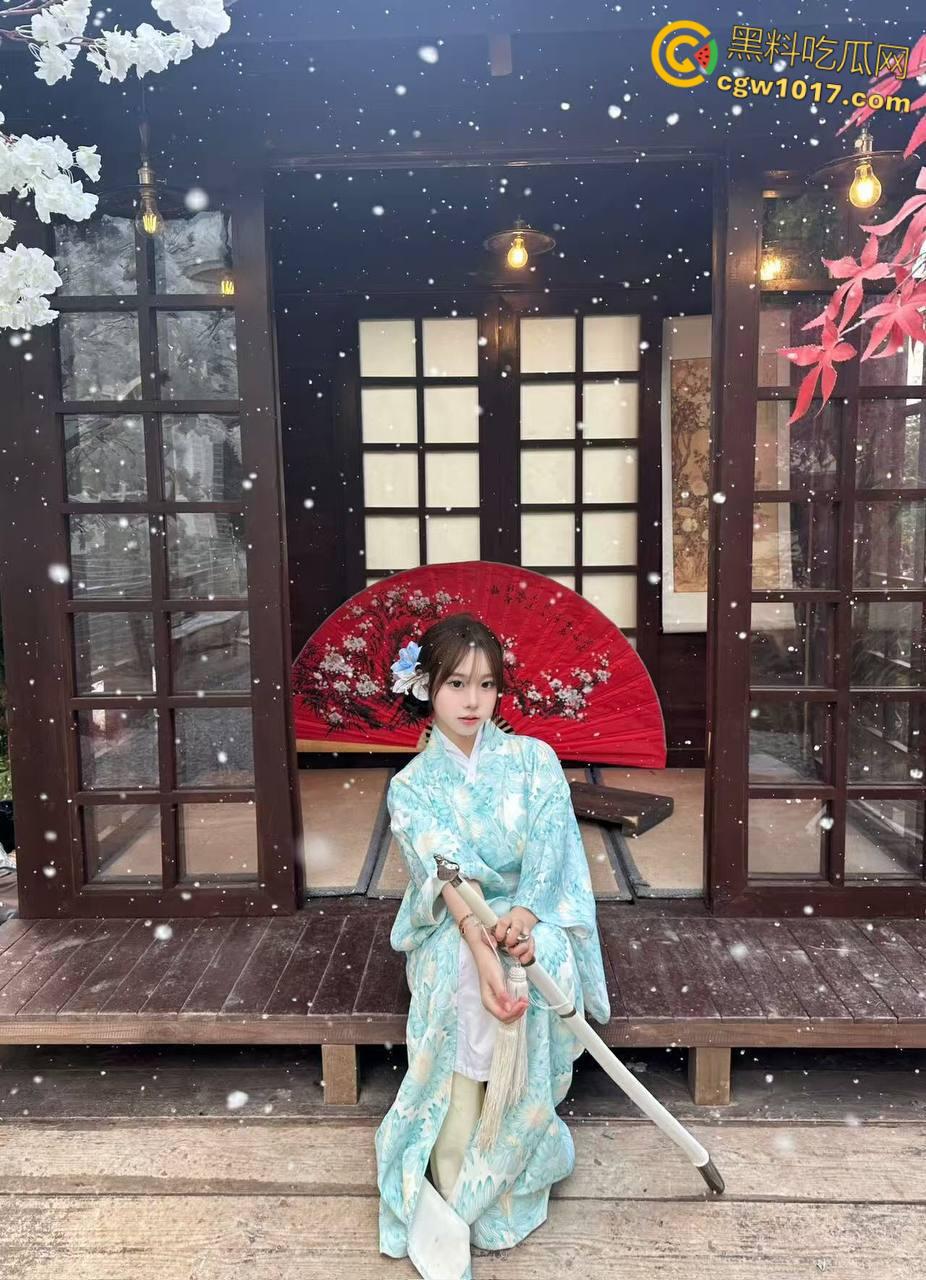 童颜巨乳的表妹来我家做客，刚喝完水就拉着我去开房，大奶子大屁股真是绝了，疯狂骑乘全射在巨乳上面 ！