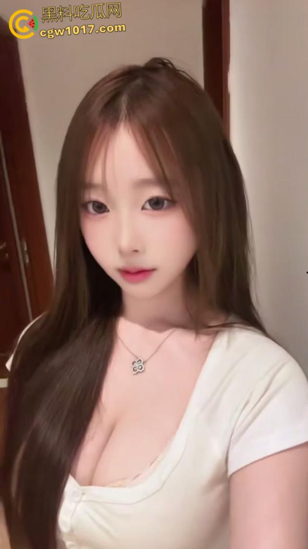 童颜巨乳的表妹来我家做客，刚喝完水就拉着我去开房，大奶子大屁股真是绝了，疯狂骑乘全射在巨乳上面 ！