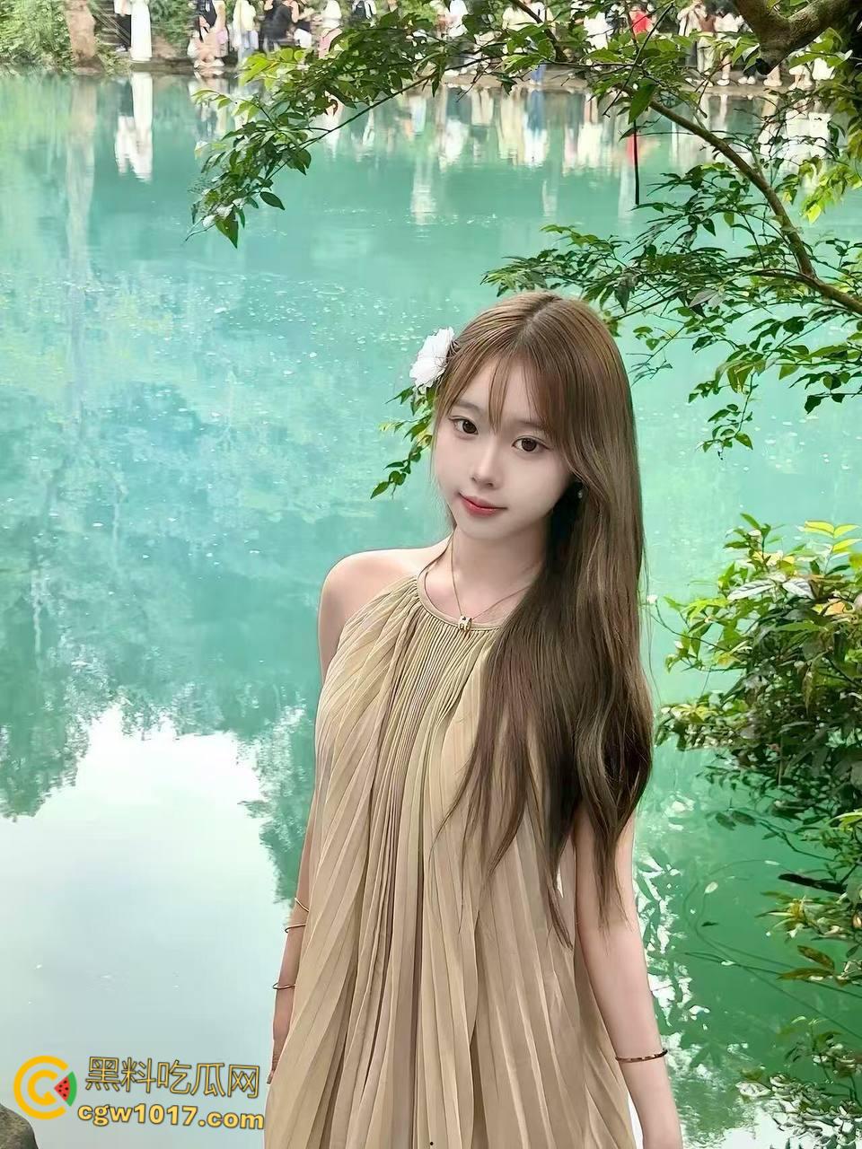 童颜巨乳的表妹来我家做客，刚喝完水就拉着我去开房，大奶子大屁股真是绝了，疯狂骑乘全射在巨乳上面 ！