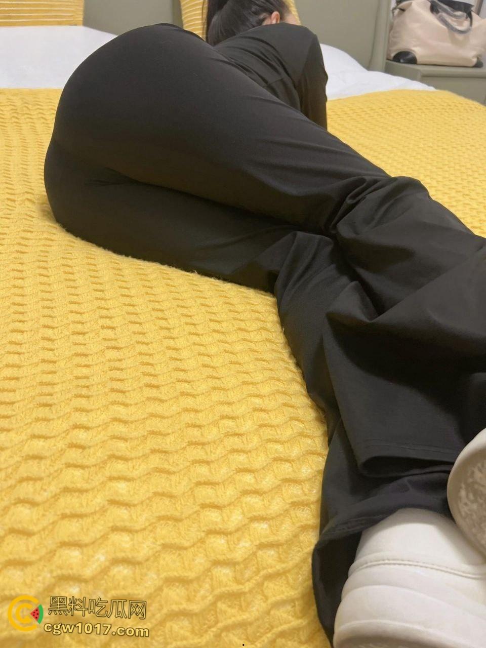 童颜巨乳的表妹来我家做客,刚喝完水就拉着我去开房,大奶子大屁股真是绝了,疯狂骑乘全射在巨乳上面 !