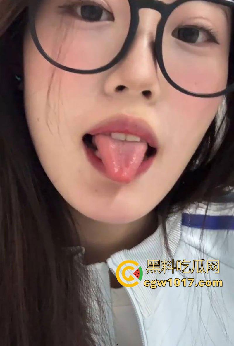 屌大的人优先享受极品御姐!瓜友分享网聊邂逅高挑骚逼,露脸深吞鸡巴,酒店狂野榨精,完事主动拿刮胡刀把逼毛刮了!