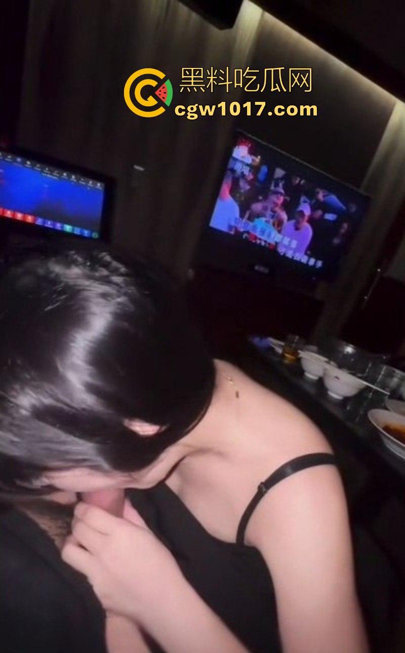 两杯酒下肚高颜值腼腆公主秒变舔屌魅魔!KTV包厢内彻底放开,露脸跪地口交深喉,哪眼神感觉要吃人!