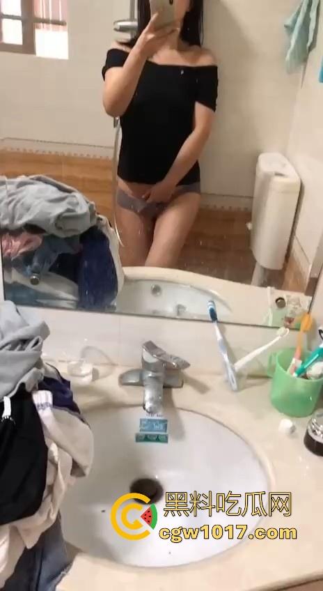 骚逼人妻拿老公小号在群里分享吃鸡吧日常,纯纯骚到入骨,每天最期待的就是大屌,叫声都淫荡过人真的受不了!