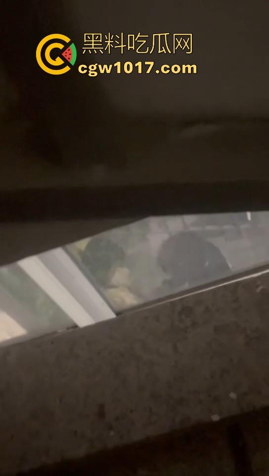 卫校不大创造神话！小情侣楼梯激情啪啪被偷拍！埋头苦干猛插女友，男女主被扒出，报告案发现场发现不明液体！