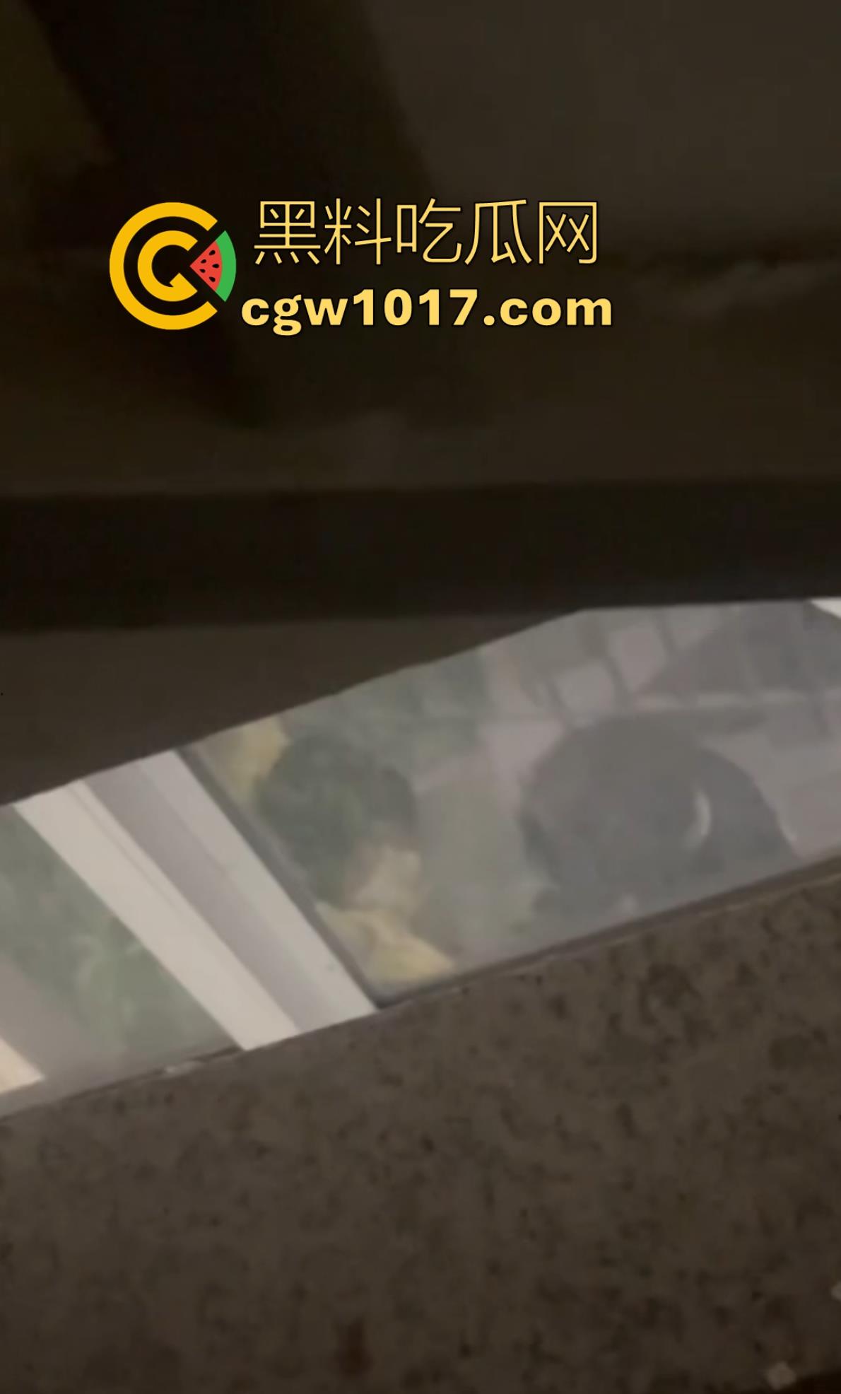 卫校不大创造神话！小情侣楼梯激情啪啪被偷拍！埋头苦干猛插女友，男女主被扒出，报告案发现场发现不明液体！