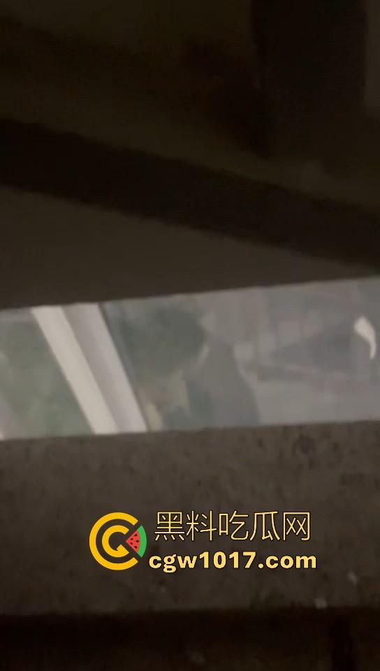 卫校不大创造神话！小情侣楼梯激情啪啪被偷拍！埋头苦干猛插女友，男女主被扒出，报告案发现场发现不明液体！