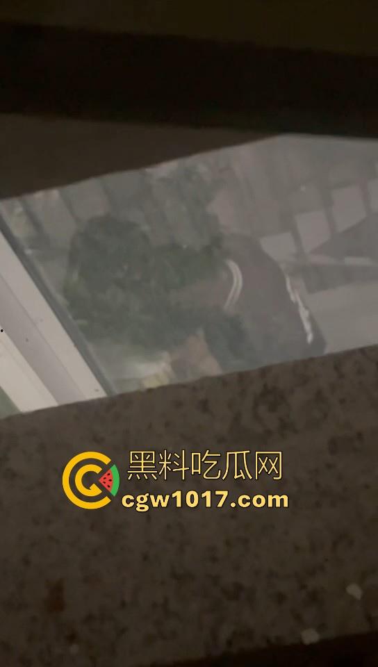 卫校不大创造神话!小情侣楼梯激情啪啪被偷拍!埋头苦干猛插女友,男女主被扒出,报告案发现场发现不明液体!