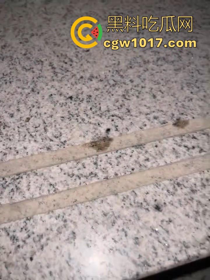 卫校不大创造神话!小情侣楼梯激情啪啪被偷拍!埋头苦干猛插女友,男女主被扒出,报告案发现场发现不明液体!