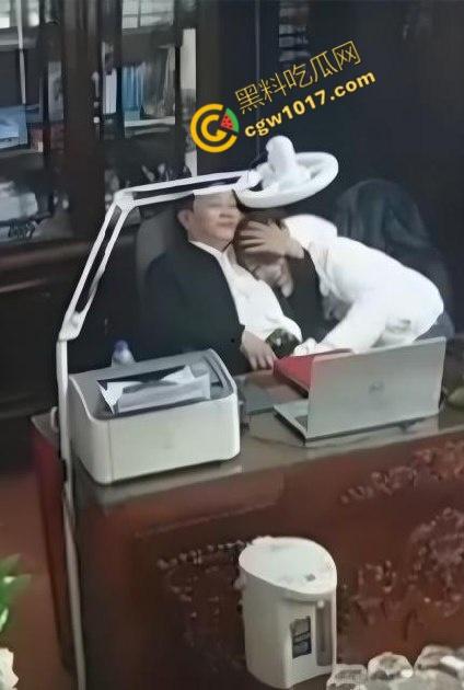 越南宁平海后校领导办公室淫乱大揭秘:校长与众美女狂野博弈!性爱视频曝光,校园内春光无限,道德沦丧!