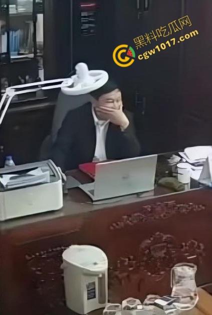 越南宁平海后校领导办公室淫乱大揭秘:校长与众美女狂野博弈!性爱视频曝光,校园内春光无限,道德沦丧!