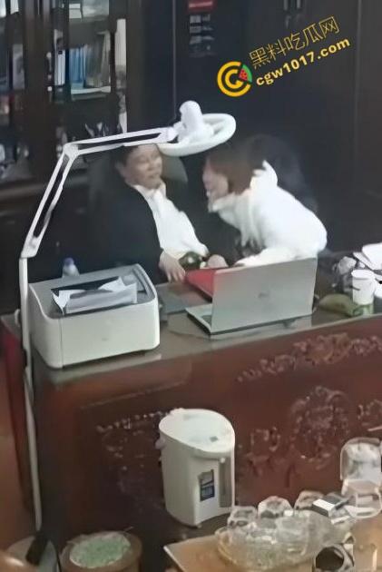 越南宁平海后校领导办公室淫乱大揭秘:校长与众美女狂野博弈!性爱视频曝光,校园内春光无限,道德沦丧!