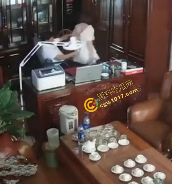 越南宁平海后校领导办公室淫乱大揭秘:校长与众美女狂野博弈!性爱视频曝光,校园内春光无限,道德沦丧!